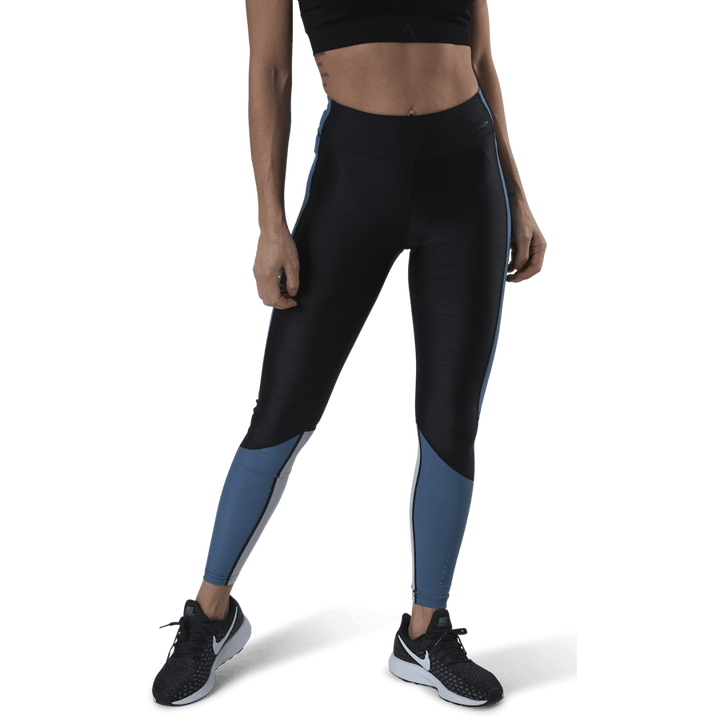 Kompresija no tuvas puses Zila/melna