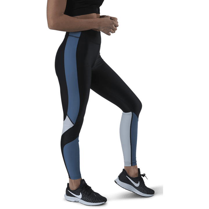 Kompresija no tuvas puses Zila/melna