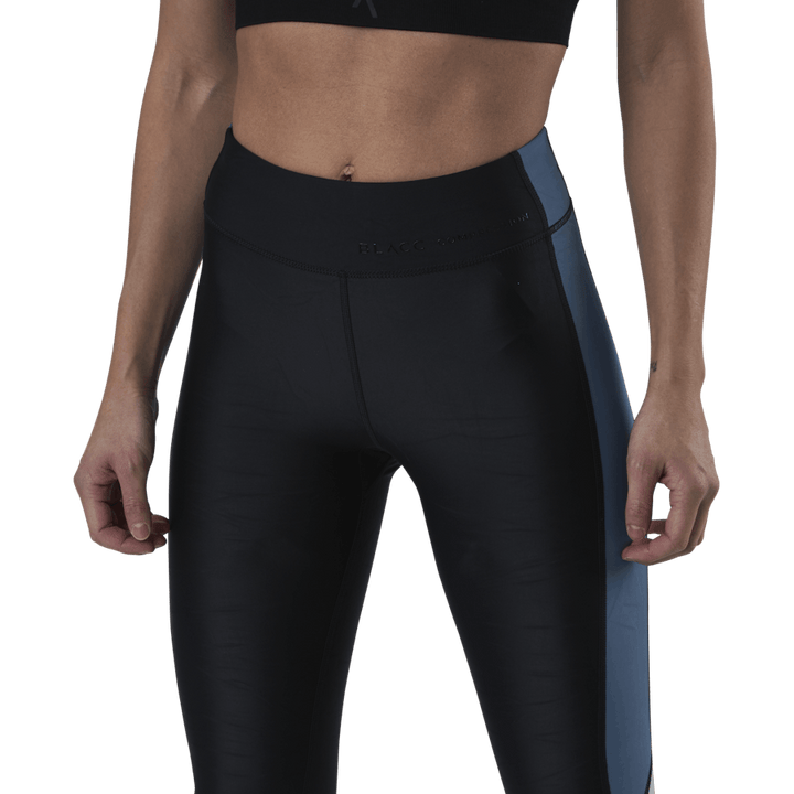 Kompresija no tuvas puses Zila/melna