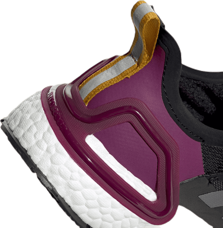 Ultraboost WINTER.RDY Shoes Core Black / Iron Metallic / Power Berry