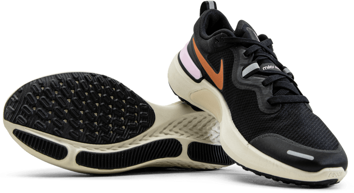 React Miler Black/Gold