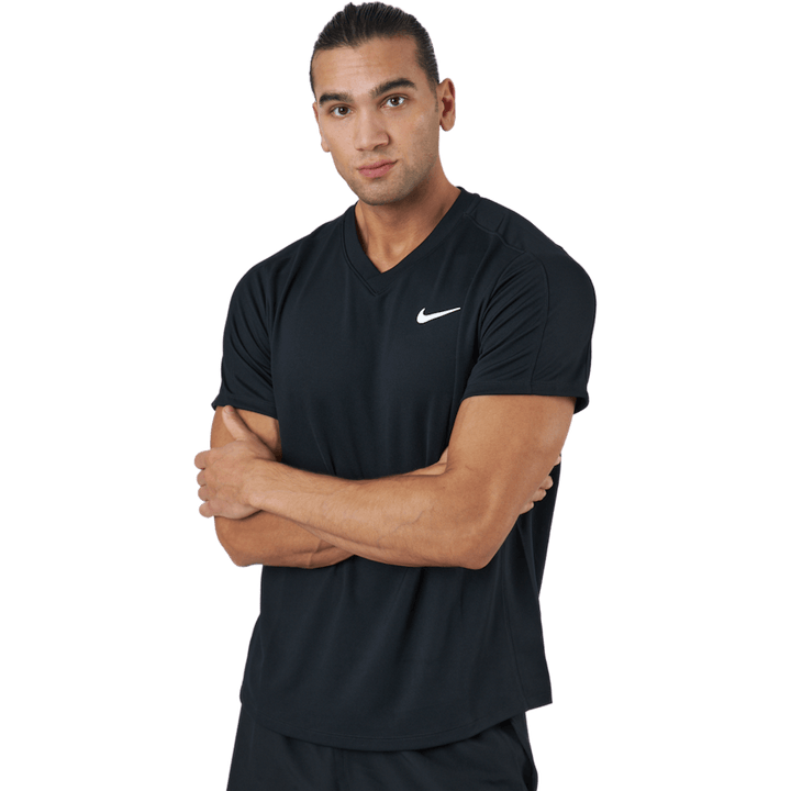 NikeCourt Dri-FIT Victory tennistop til mænd SORT/SORT/HVID