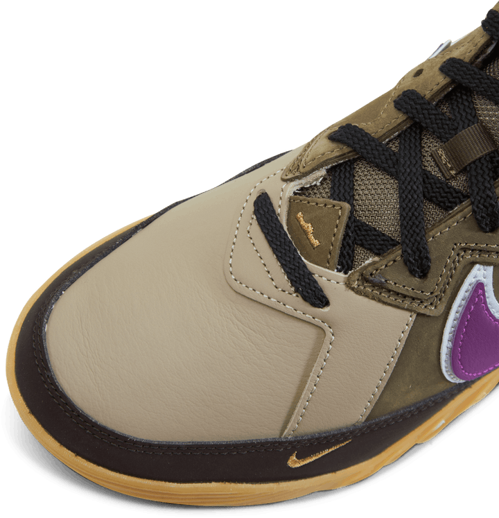 LeBron XVIII basso