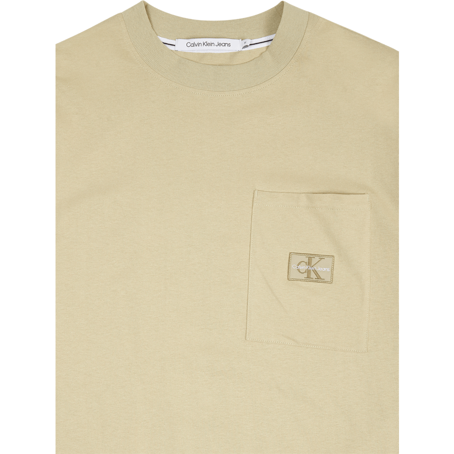 Calvin Klein Shrunken Badge Pocket Tee Rb8