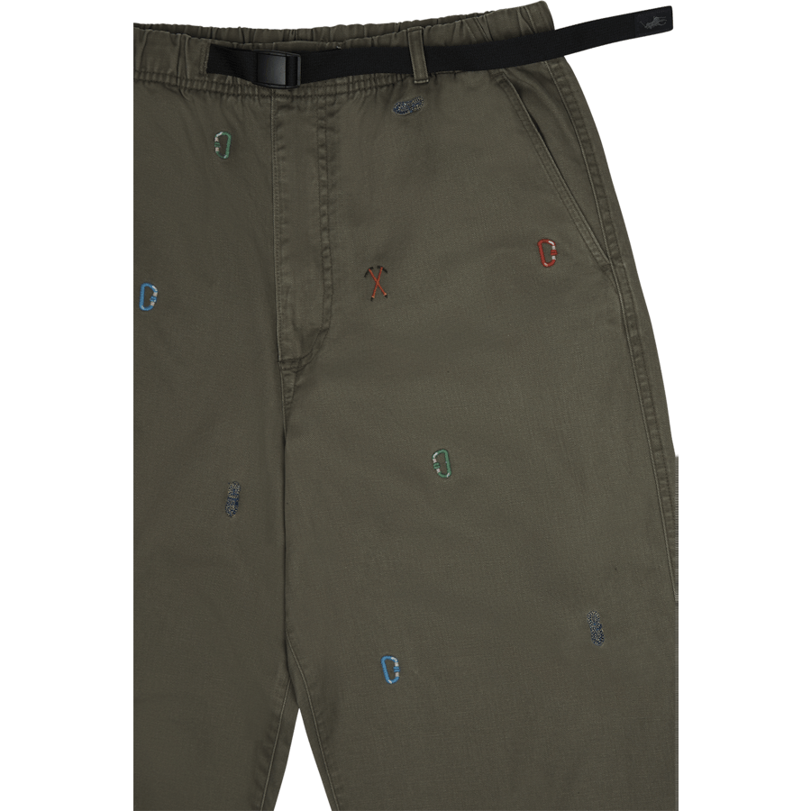 Pantalon de randonnée en sergé coupe décontractée, couleur sauge foncé avec logo d'escalade Aoe