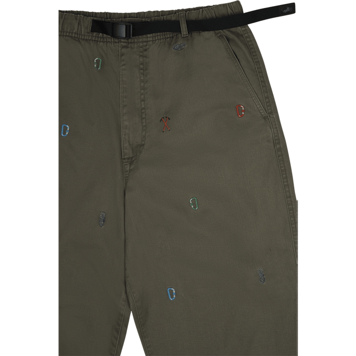 Pantalon de randonnée en sergé coupe décontractée, couleur sauge foncé avec logo d'escalade Aoe