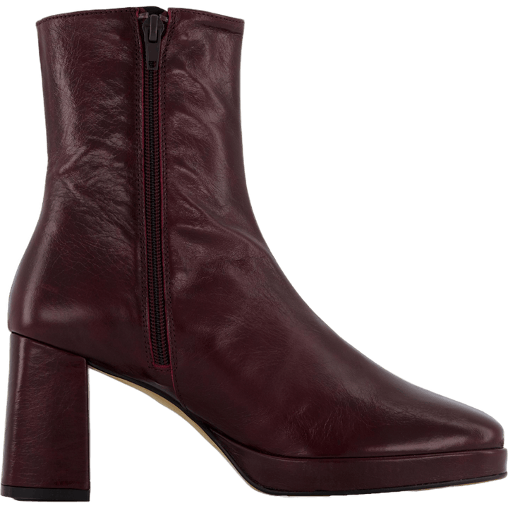 Kitt Burgundy